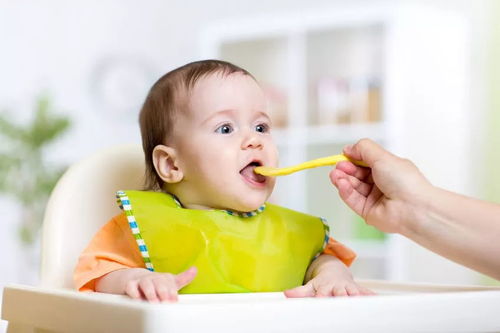 宝宝喂养时的互动